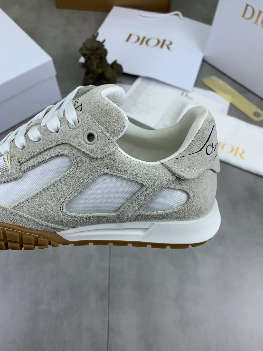 Men's men's shoes P560 new Dior Tech sneakers 2026 early spring series new products, with fashionable details, highlighting retro aesthetics. The light beige anti-suede cow leather upper is spliced ​​with apricot transparent mesh fabric on the side. The upper window edge is adhered with high-frequency flat ironing and back-pressure. It replicates the original craftsmanship, making it beautiful and comfortable without falling off. The interior is made of sheep lining of the same color and is soft and comfortable. The heel and tongue are embellished with the Paris logo. The textured TPU soles with the same color logo. The high-end version is exquisitely packaged with an airplane box, adding to the high-end style. Color: 4️⃣colors available Size: Female 35-41 Male 39-46